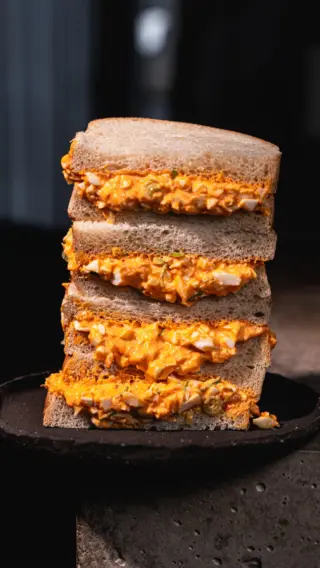 EIER SANDWICH … aber spicy ❤️🥪
Für alle die grad zu viele Eier z‘haus haben - vermutlich jeder von euch! 😄

#motioncooking #leftovers #osterrezepte #eieraufstrich #eiersalat