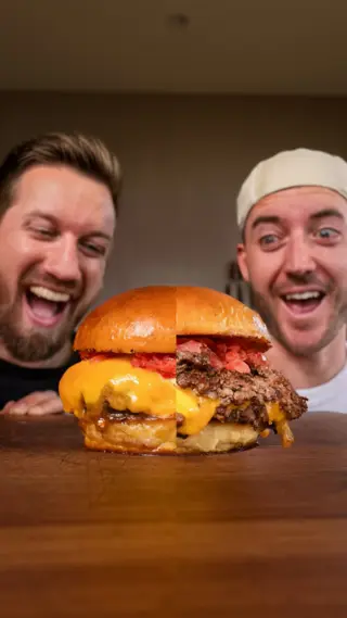 SMASHBURGER vs. CLASSIC CHEESEBURGER 🍔 was ist besser? 🧐 und wer nervt euch auf eurer Grillfeier am meisten?! 😄

Werbung/ad

#motioncooking #lidlösterreich #austriankiwi #smashburger