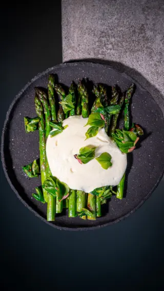 SKYR HOLLANDAISE mit GRÜNEM SPARGEL & Baum-Snack 🥬🌳💛
Also… wer hat schon mal vom Salatbaum genascht?! 😄

#motioncooking #spargel #skyrhollandaise #hollandaise #linde 🌳