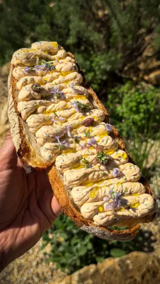 🌿☀️ Frischkäse mit Kräuter aus’m Garten in 5 Minuten 🥰

🌿Zutaten

* 200 g Frischkäse
* 2 EL griechischer Joghurt
* Thymian, Zitronenthymian, Oregano, Rosmarin, Schnittlauch (optional Blüten)
* 1 Prise Chili
* Salz
* Pfeffer
* Olivenöl

👩‍🍳 Zubereitung

* Frischkäse und Joghurt glatt rühren
* Kräuter fein hacken und unterheben
* Mit Chili, Salz und Pfeffer abschmecken
* Schluck Olivenöl einrühren
* Auf Brot streichen und mit Kräutern & Olivenöl toppen

#motioncooking #gardening #kräuterfrischkäse #homemade #kräutergarten