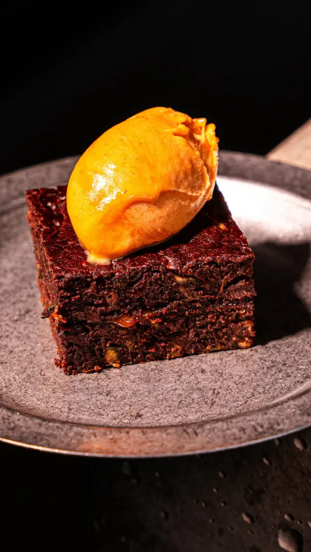 💚 DOUBLE CHOCOLATE CAKE MIT 🍑🍦
🥒+🍫🍫+🍰🍑 = extra saftige 1000-Schoko Liebe 🥰

#motioncooking #sorbet #zucchinicake #zucchinikuchen #vegan