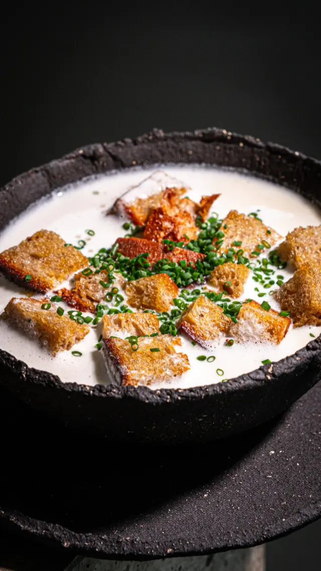 KNOBLAUCHCREMESUPPE 🧄❤️‍🔥
Was gibts Besseres, wenn’s kalt wird? 😍 Ehrlich, ich will eine Antwort von euch! 😅

🧄 Und wer sich den Knofl, oder die anderen regionalen Helden als Poster nach Hause holen will: Einfach Plakat in deiner Hauptstadt suchen, QR-Code scannen und dein kostenloses, limitiertes Poster bestellen! 😍🙌🏼

Nur von 8. bis 21. Oktober und solange der Vorrat reicht! 😘

#motioncooking #knoblauchcremesuppe #regionalehelden #amainfo