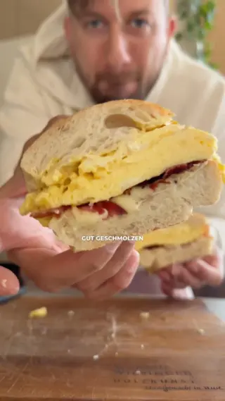 SPECK, EIER & KÄS 🥓🍳🧀
aka Bacon, Egg & Cheese 😎

New Yorker Klassiker oder einfach das internationale Frühstücks-Basic im Brot? Wurscht – Hauptsache, da Käs zaht Fäden & dir schmeckts! 🤤

Für 2:
2 Semmeln oder 1 Baguette
4-5 Eier
1 Handvoll Käse – hab Trüffelkäse genommen
8 Scheiben Speck
Mayo & Yellow Mustard

Welchen Sandwich-Klassiker gehen wir als nächstes an? 🙋🏻‍♂️

#motioncooking #baconeggandcheese