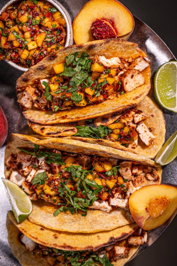 Chicken Mais-Tacos mit Pfirsich Salsa